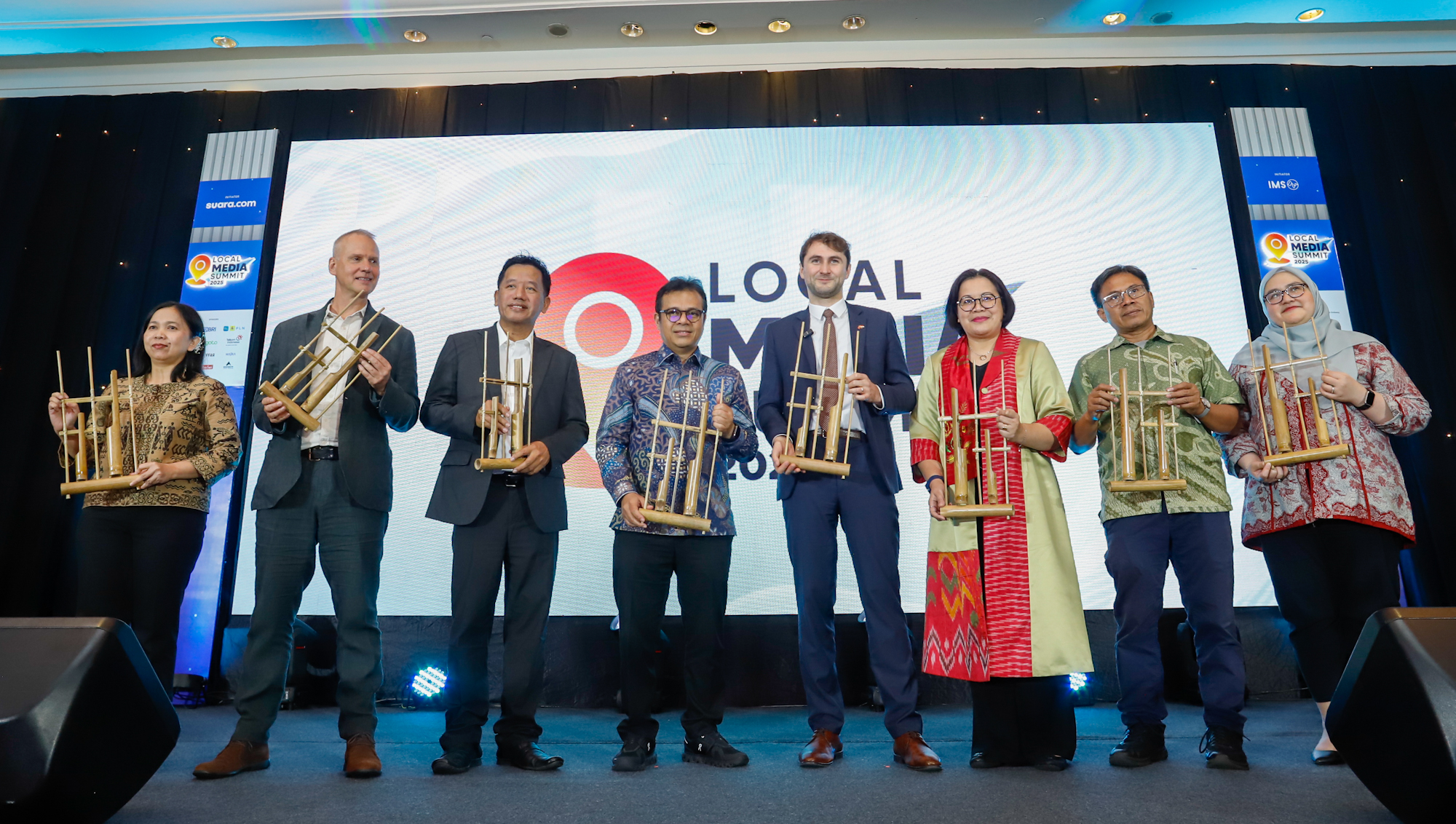 Para pembicara dan tamu undangan menerima kenang-kenangan pada pembukaan Local Media Summit (LMS) 2025 di Jakarta. (Istimewa)